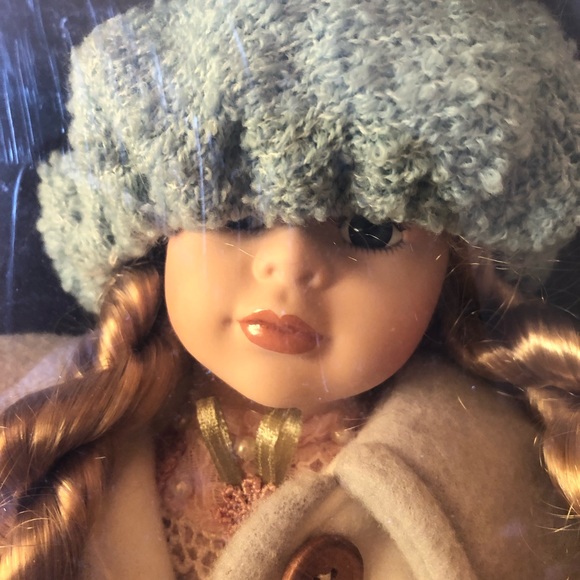 Vintage porcelain doll - Picture 2 of 5